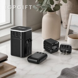 彩色三USB全球通用旅行轉換插座