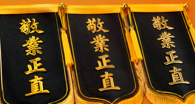 錦旗定製工藝解析，刺繡發泡燙金立體與耐用對比